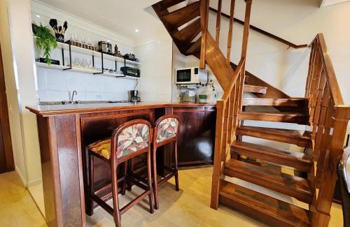 Alto do Capivari Apartamento | Duplex em Castelo | Piscina Aquecida, Lareira e Wi-Fi