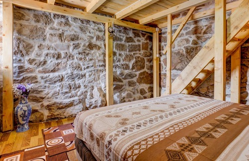 Mokrine Casa | Duplex Ethno House en las montañas sobre la orilla del mar