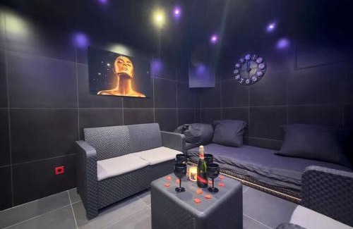 L'Escarene Apartamento | Duplex jacuzzi et table massage