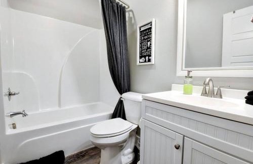 Mid America Casa | Duplex Lakeview A - 10 Minutes to Oaklawn Racing & Gaming