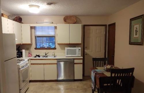 Midway Apartamento | Duplex, located 5 minutes from Johnson City Medical Center !