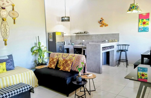 Hatillo Casa | Duplex Sleeps 6 w/ WiFi and AC--5 Mins Drive to Dominical Beach-30 Mins to Uvita
