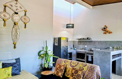 Hatillo Casa | Duplex Sleeps 6 w/ WiFi and AC--5 Mins Drive to Dominical Beach-30 Mins to Uvita