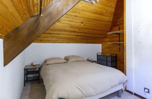Esquieze-Sere Apartamento | Duplex T3 à Esquièze-Sère, balcon, wifi et parking - FR-1-402-128