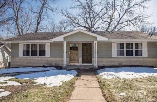Des Moines Casa | Duplex with Queen Beds Minutes from Drake