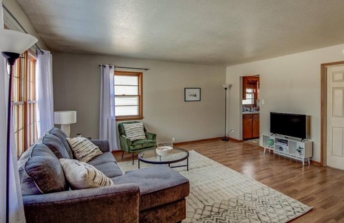 Des Moines Casa | Duplex with Queen Beds Minutes from Drake