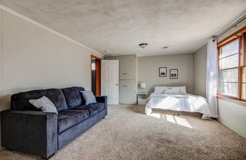Des Moines Casa | Duplex with Queen Beds Minutes from Drake