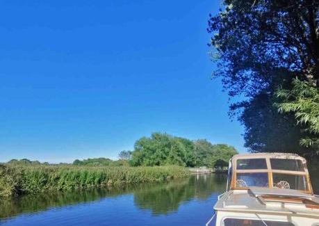 Five Oak Green Casa | Dutch Cruiser Ship on a Tranquil Secluded River