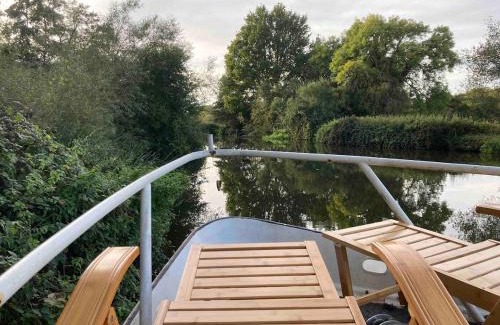 Five Oak Green Casa | Dutch Cruiser Ship on a Tranquil Secluded River