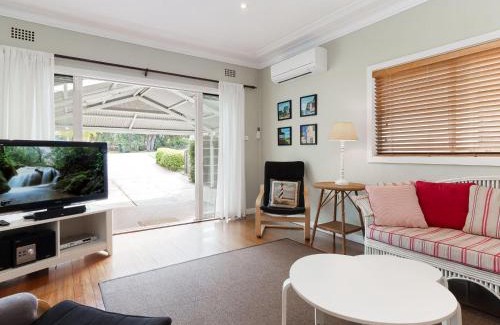Nelson Bay Casa | Dutchies Haven, 11 Christmas Bush Ave - Pet friendly, large enclosed yard, air con and Wi-Fi