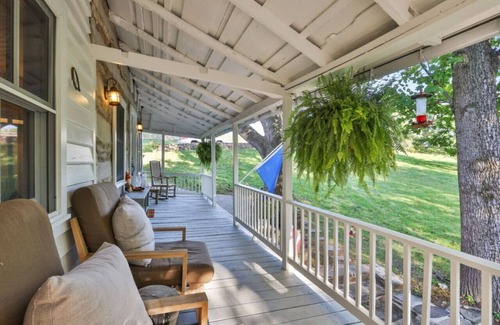 Lovettsville Casa | Dutchmans Creek Farmhouse
