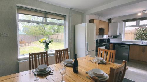 West Boldon Casa | Dwellcome Home Ltd 3 DOUBLE Bedroom House Boldon, Ideal for long term contractor, etc stays, Free Parking, Fast WIFI, 3 miles 7 mins drive to Nissan, 15 mins to Sunderland Newcastle, Regular Housekeeping Options - see our site for assurance