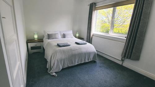 West Boldon Casa | Dwellcome Home Ltd 3 DOUBLE Bedroom House Boldon, Ideal for long term contractor, etc stays, Free Parking, Fast WIFI, 3 miles 7 mins drive to Nissan, 15 mins to Sunderland Newcastle, Regular Housekeeping Options - see our site for assurance