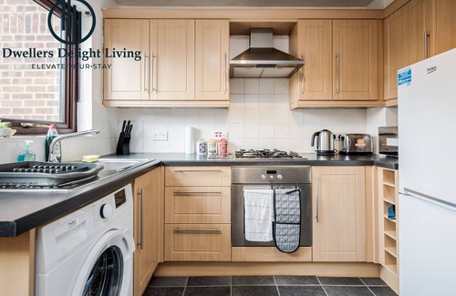 Roding Casa | Dwellers Delight Living Serviced Accommodation ★ 2 Bed House ★Woodford, London.