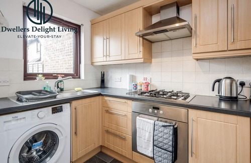 Roding Casa | Dwellers Delight Living Serviced Accommodation ★ 2 Bed House ★Woodford, London.