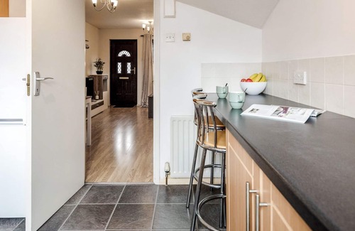 Roding Casa | Dwellers Delight Living Serviced Accommodation ★ 2 Bed House ★Woodford, London.