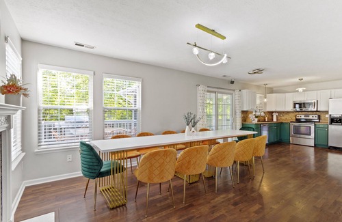 Westfield Casa | Dwntown Westfield Gem: Sleeps 17 with 6-Car Parking