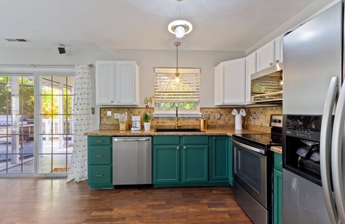 Westfield Casa | Dwntown Westfield Gem: Sleeps 17 with 6-Car Parking