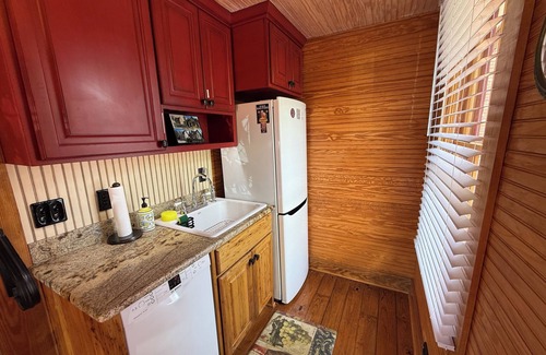 Jonesville Cabaña | E&A Cottage in heart of downtown Elkin