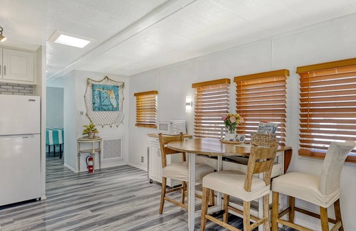 Palmetto Casa | E-Fireplace, Pools, Gym, Pool Tables, Pickleball, Ping Pong, No Cleaning Fee!
