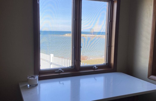 Baileys Harbor Apartamento | E&K Harbor Inn 1 bedroom Suite on lake Michigan in downtown Baileys Harbor