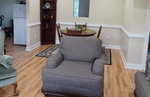 Rileyville Cabaña | E & L's Mountain View Cottage. Front porch and deck. 7 miles N of Luray.