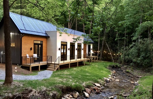 Scaly Mountain Casa | E Ranch es un granero escandinavo moderno, al lado del arroyo, construido en 2019.