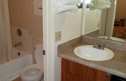 Newark Hotel | E-Z 8 Motel Newark