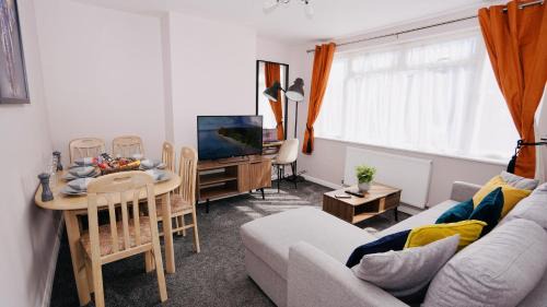 Runnymede Casa | E2M Stays Beautiful House Close To Heathrow Airport- Walking Distance To Thames River