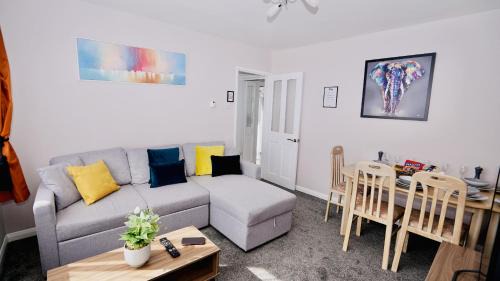 Runnymede Casa | E2M Stays Beautiful House Close To Heathrow Airport- Walking Distance To Thames River