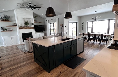 Larsen Casa | EAA Airventure housing! New modern house perfect for groups or families