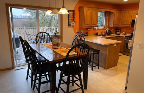 Oshkosh Casa | EAA House! Cozy sub division home within 2 miles of EAA grounds!