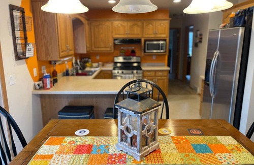 Oshkosh Casa | EAA House! Cozy sub division home within 2 miles of EAA grounds!