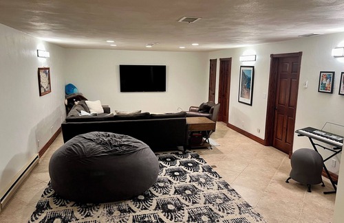 Oshkosh Casa | EAA Rental!! Colonial Channel Home