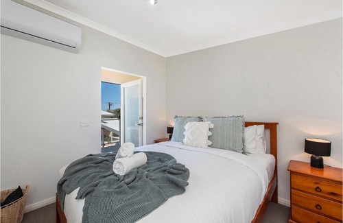Mandurah Apartamento | EACO12 - Stylish 1-BR Loft Apt | Spacious, Free WiFi & A/C