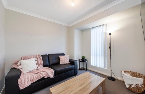 Mandurah Apartamento | EACO12 - Stylish 1-BR Loft Apt | Spacious, Free WiFi & A/C