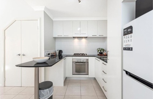 Mandurah Apartamento | EACO12 - Stylish 1-BR Loft Apt | Spacious, Free WiFi & A/C