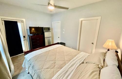 South Central Houston Casa | EADO Essentials Suite with Fridge, Microwave, WiFi and AC