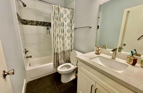 South Central Houston Casa | EADO Essentials Suite with Fridge, Microwave, WiFi and AC
