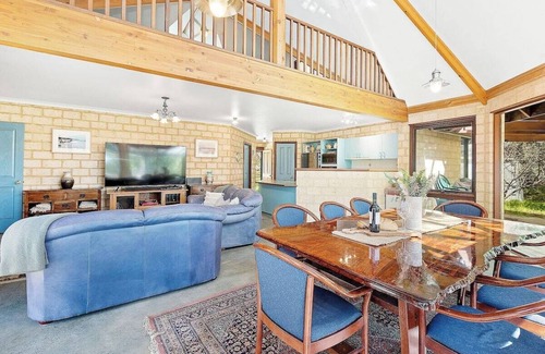 Eagle Bay Casa | Eagle Bay Beach Lodge - Eagle Bay 1 street away!
