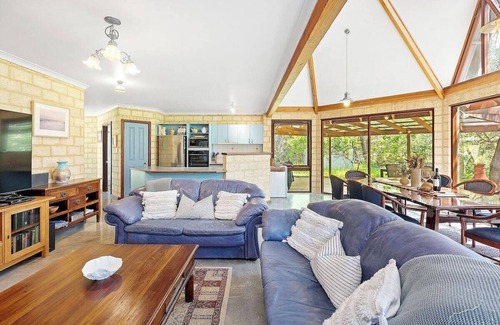 Eagle Bay Casa | Eagle Bay Beach Lodge - Eagle Bay 1 street away!