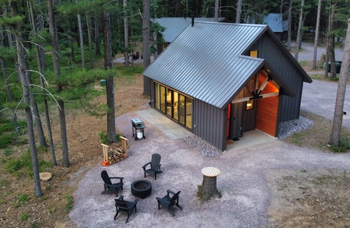 Wisconsin Dells Cabina | Eagle Cabin @ Orange Tractor Retreat: a new, modern cabin on 40 private acres