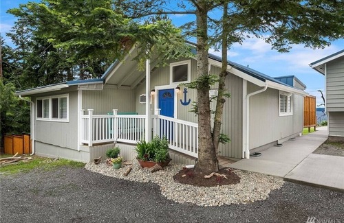 Camano Island Casa | Eagle Cliff Cottage with Dramatic Oceanfront Views