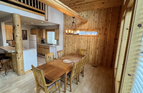 Redmond Chalet De Esquí | HERMOSO CHALET EN EL CAMPO DE GOLF CON TINA PRIVADA!