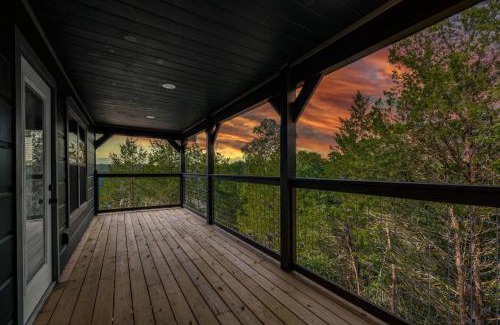 Sevierville Casa | Eagle Feather Cabin - Amazing Views, Hot Tub, Firepit, Games, Dogs!