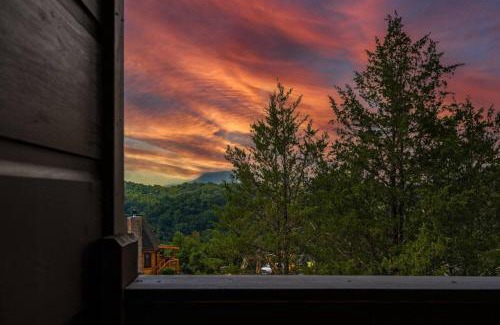 Sevierville Casa | Eagle Feather Cabin - Amazing Views, Hot Tub, Firepit, Games, Dogs!
