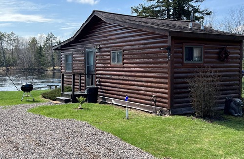 Winter Cabina | EAGLE LODGE - Cozy Cabin Overlooking the Beautiful E. Fork of the Chippewa River