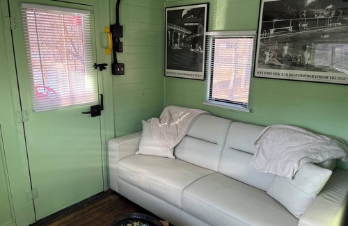 Freedom Cama Y Desayuno | Charming Caboose-turned-tiny home on lake