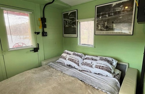 Freedom Cama Y Desayuno | Charming Caboose-turned-tiny home on lake