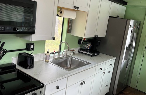 Freedom Cama Y Desayuno | Charming Caboose-turned-tiny home on lake